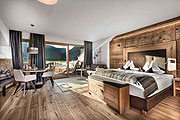  Gemütliches Hotelzimmer mit Panoramablick in die Natur Quelle: Foto Atelier Wolkersdorfer (Das Rieser) 